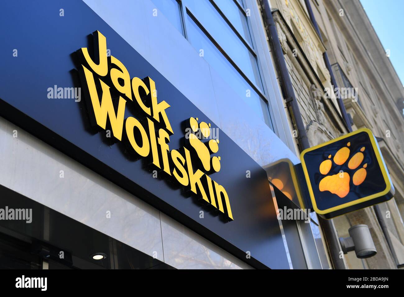 JACK WOLFSKIN branch in Neuhauser Strasse / pedestrian zone in Muenchen on  April 5th, 2020. Entrance, entrance area, logo, company emblem, closure,  closed. | usage worldwide Stock Photo - Alamy