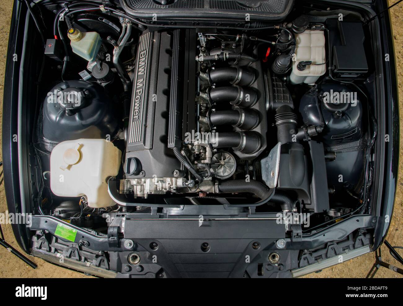 BMW ALPINA B3 3.3/B10 3.3 エンジンカムカバー