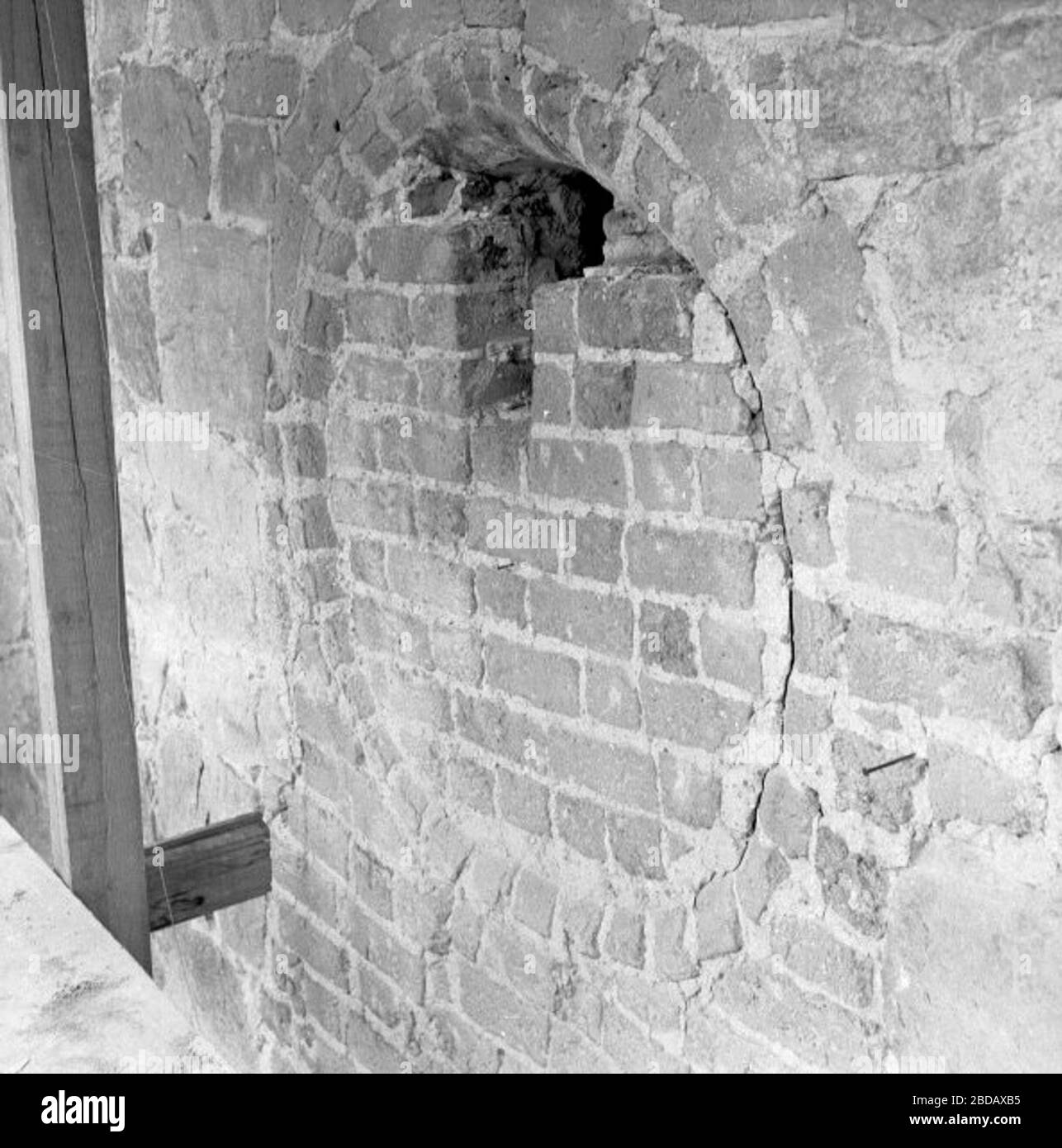 'Alfta kyrka; Södra fasadens runda fönster under renovering.; 1962date QS:P571,+1962-00-00T00:00:00Z/9; Eyvind Unnerbäck / Kulturmiljöbild, Riksantikvarieämbetet      This file was provided to Wikimedia Commons by the Swedish National Heritage Board as part of the cooperation project Connected Open Heritage with Wikimedia Sverige.        This file was made available by Riksantikvarieämbetet as part of the Connected Open Heritage project. The project is led by Wikimedia Sverige in cooperation with UNESCO, Wikimedia Italia and Cultural Heritage without Borders and is financed by a project grant Stock Photo