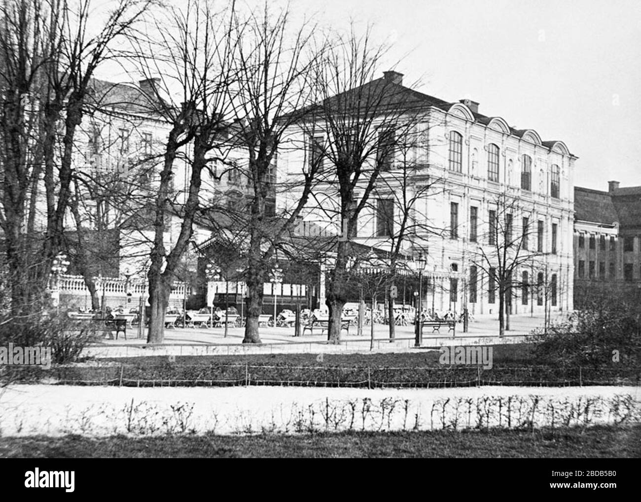 'Svenska: Ateljebyggnaden, Kungsträdgården kring 1900; Bilden kommer från Stockholm Stadsmuseum; Unknown author; ' Stock Photo