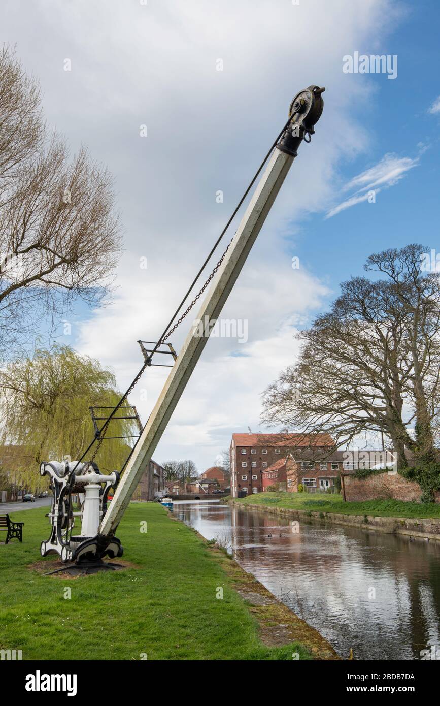 Historic hand operated swivel crane next to the Driffield Navigation at River Head, Driffield, East Yorkshire Stock Photo