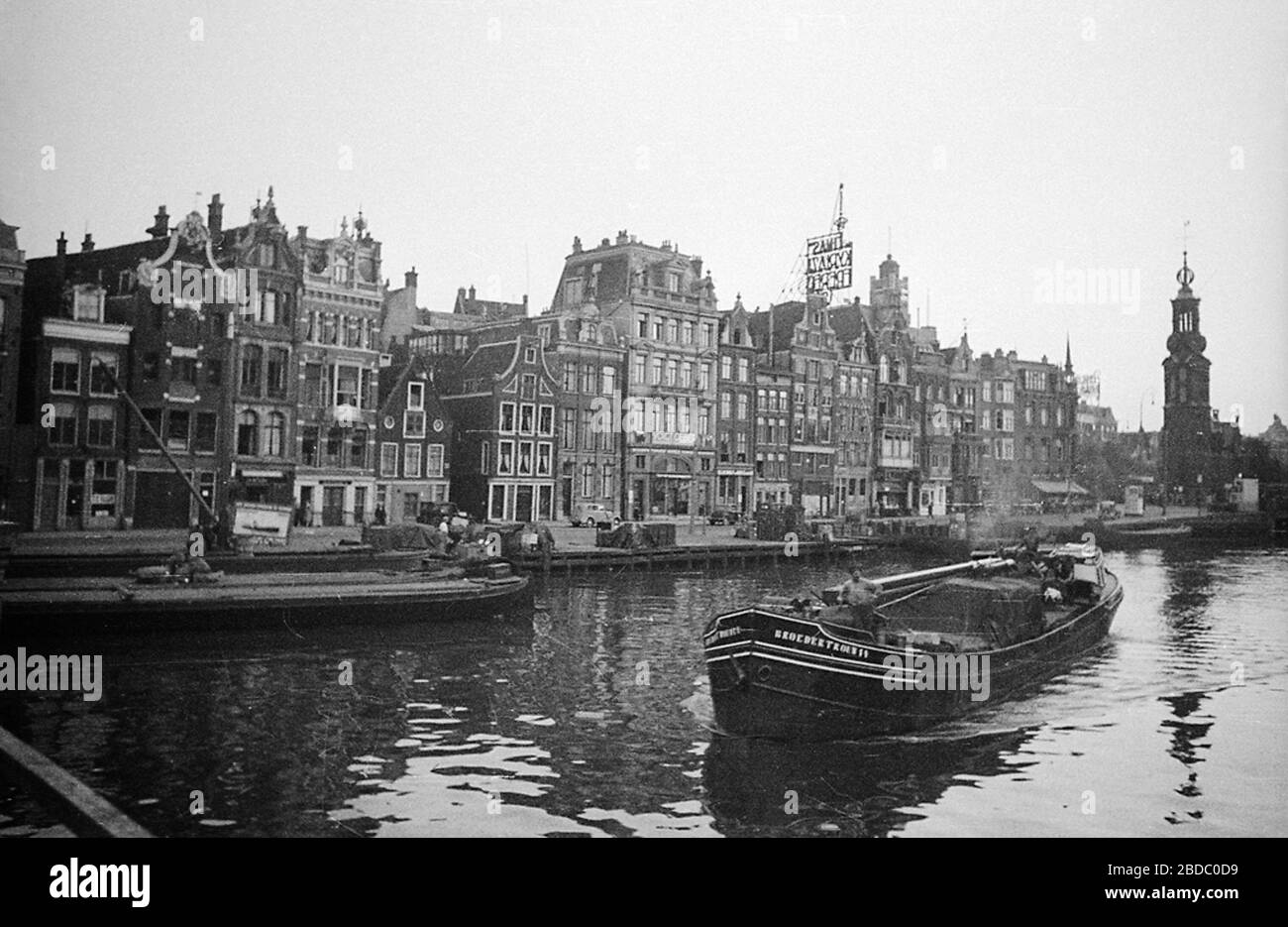 English: Canal at Singel in Amsterdam. To the right is the Munttoren (Mint  Tower) built in 1480.Svenska: Kanal vid Singel i Amsterdam. Till höger i  bilden Mynttornet byggt 1480.; 17 July 1934;