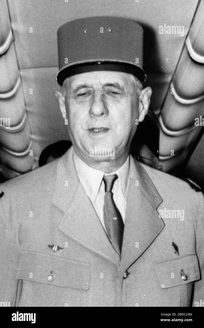 SAS Carvelle SE-210 LN-KLH Finn Viking. Being inspected by France¬¥s  president General Charles de Gaulle, spring 1959, Syd Aviation  manfacturing.; 1959; http://images.flysas.com; SAS Scandinavian Airlines  Stock Photo - Alamy