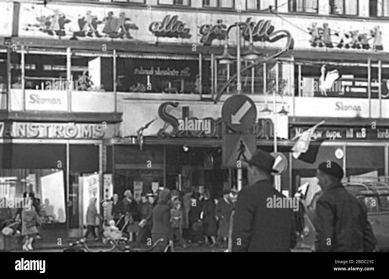 'Svenska: Hamngatan 8, Citypalatset med Skoman-skylten, från Kungsträdgården; 1958; Stockholmskällan (bilden är beskuren); Petersens, Lennart af; ' Stock Photo