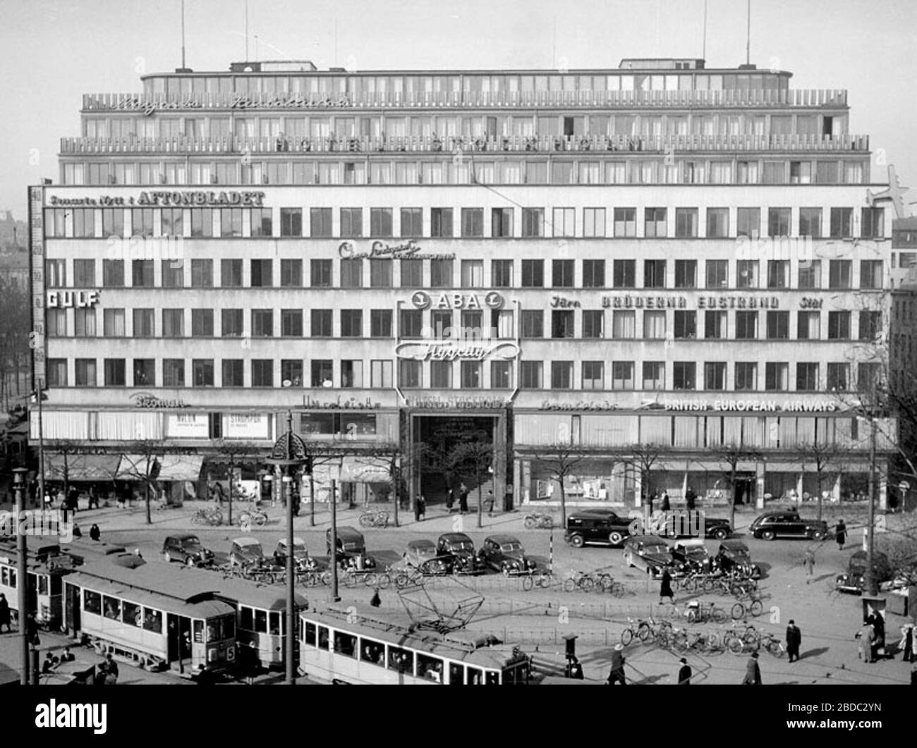 'Norrmalmstorg med Citypalatset i fonden (bilden är beskuren); 1950; Stockholmskällan; Petersens, Lennart af; ' Stock Photo