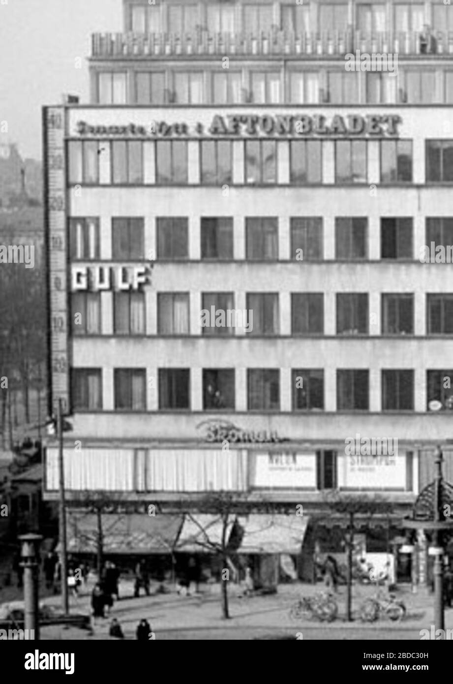 'Svenska: Citypalatset med Aftonbladets jättetermometer (bilden är beskuren); 1950; Stockholmskällan; Petersens, Lennart af; ' Stock Photo