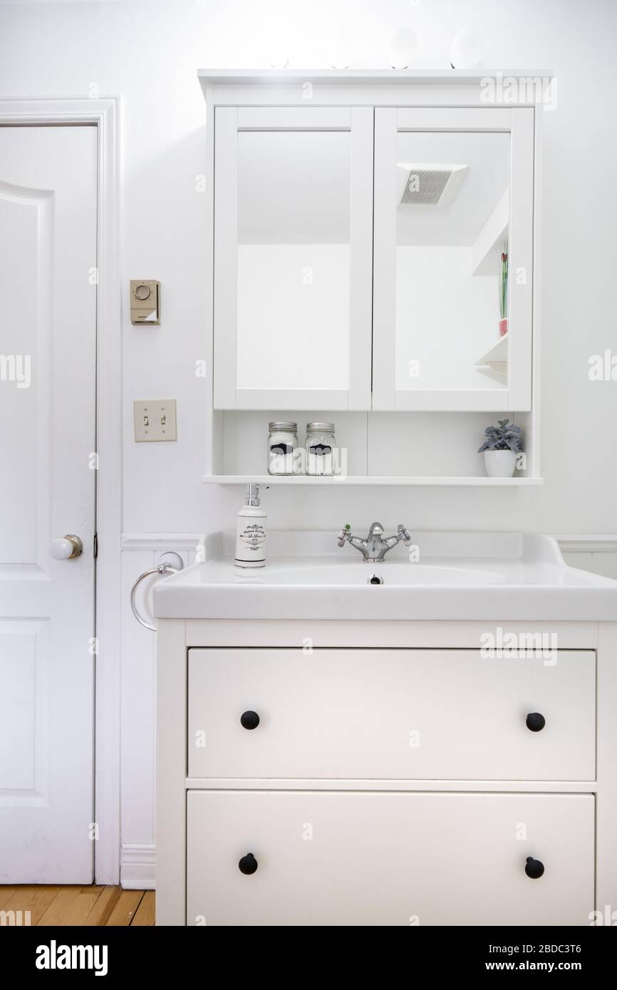 White wooden bathroom cabinet hi-res stock photography and images - Alamy