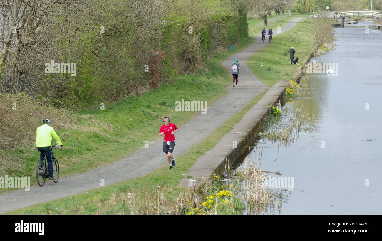 Glasgow, Scotland, UK, 8th April, 2020: Coronavirus saw deserted streets and Empty roads as people exercised on the NCR 754 Forth and Clyde canal. Gerard Ferry/ Alamy Live News Stock Photo