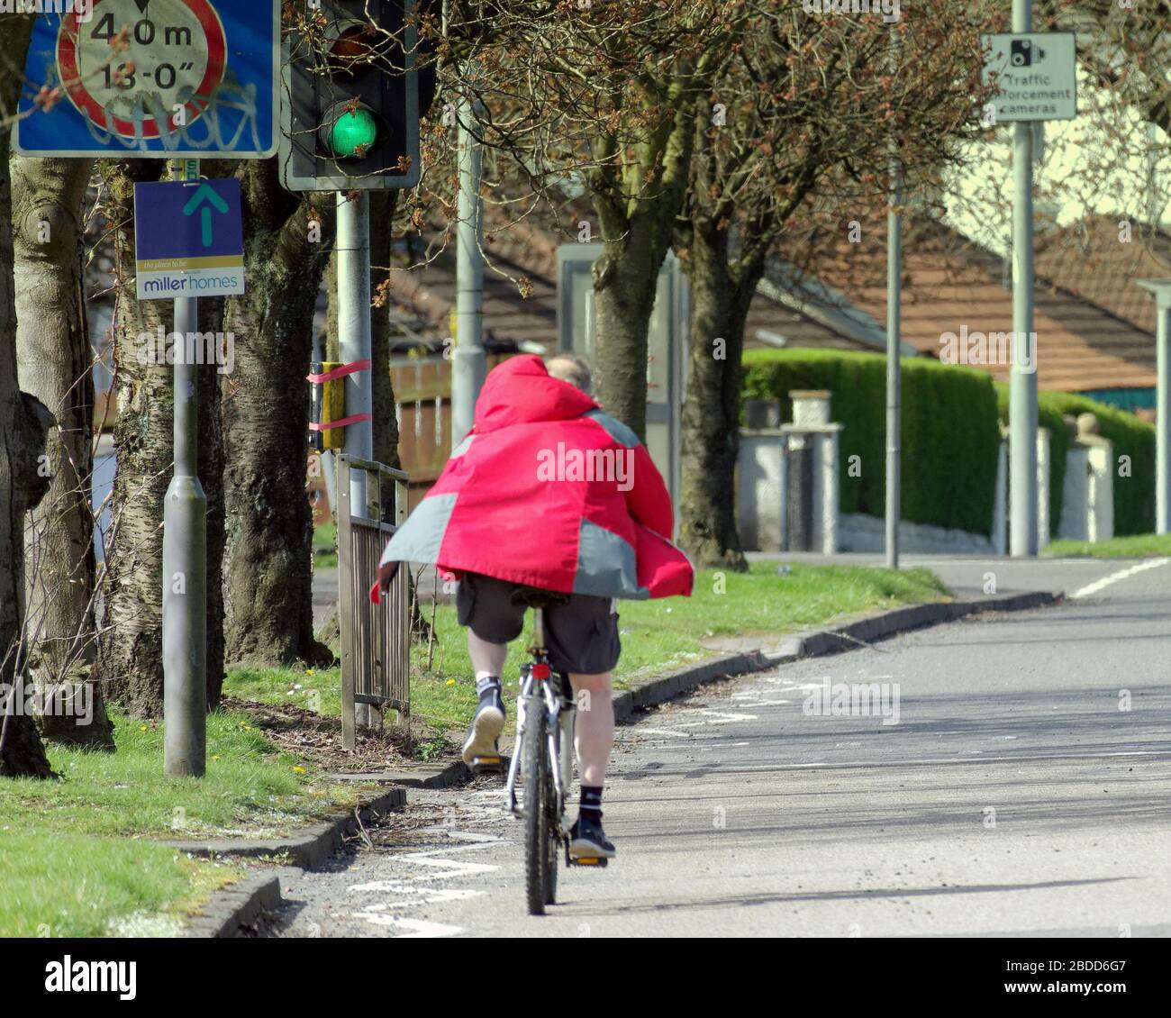 Glasgow, Scotland, UK, 8th April, 2020: Coronavirus saw deserted streets and Empty roads as people exercised on the NCR 754 Forth and Clyde canal. Gerard Ferry/ Alamy Live News Stock Photo