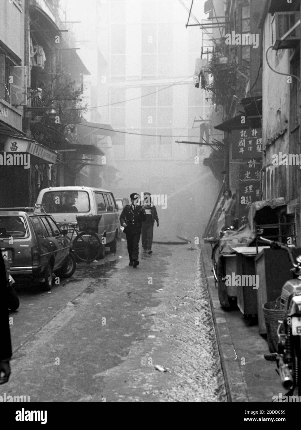 Emergency services including fire crews attend a building fire in Kennedy Street, of Queen's Road East on Hong Kong Island in 1979 Photo by Tony Henshaw Stock Photo