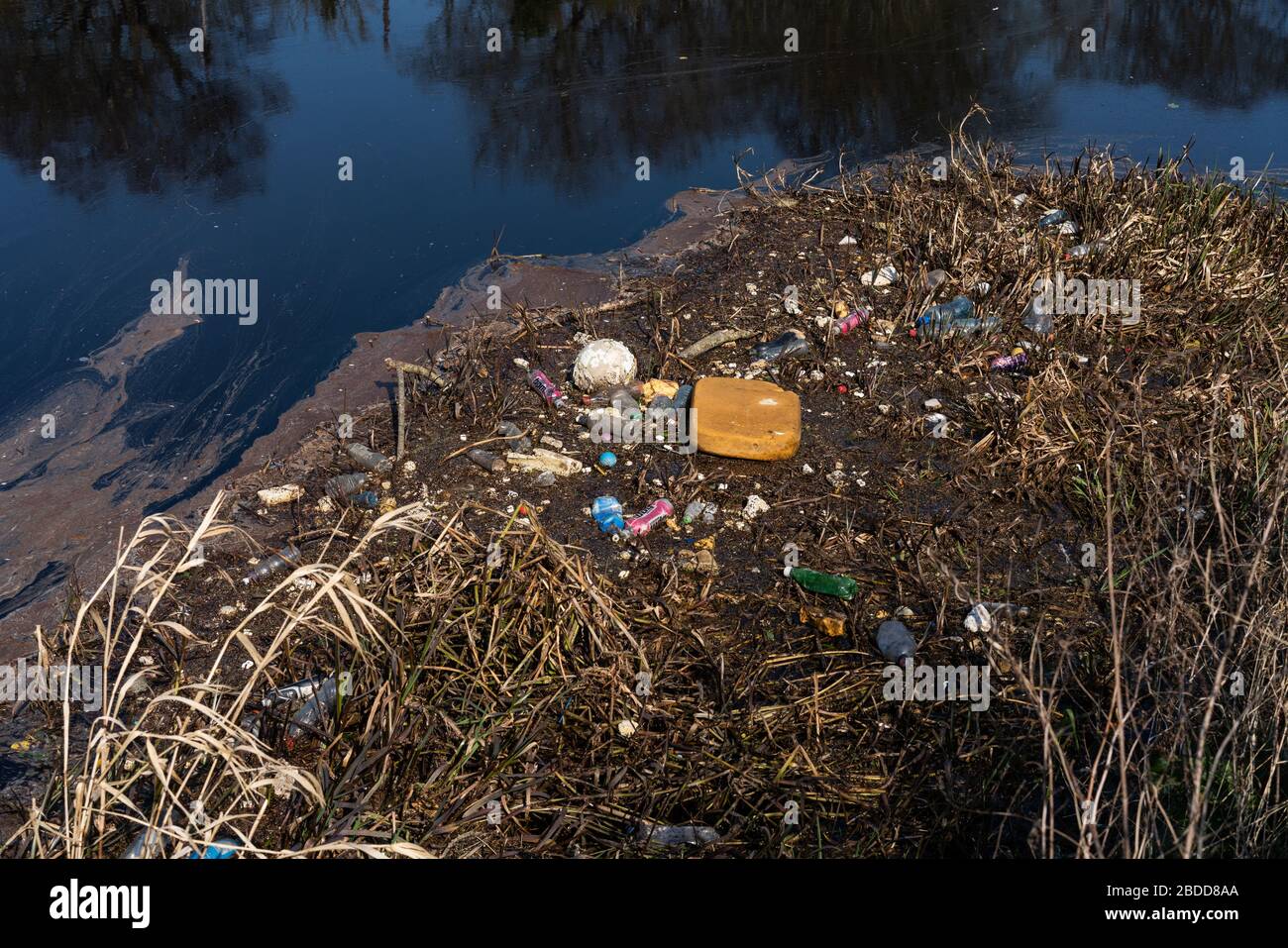 Rubbish and plastic waste in the River Liffey, Dublin city, Ireland. Stock Photo