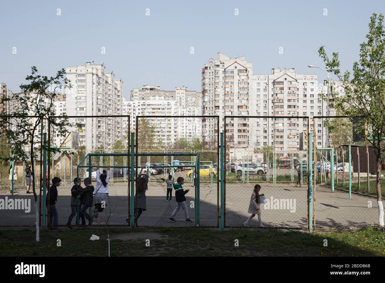 25.04.2019, Kiew, , Ukraine - School children on a fenced sports field in a high-rise housing estate in Darnyzja rayon in Kiev. 00P190425D630CAROEX.JP Stock Photo