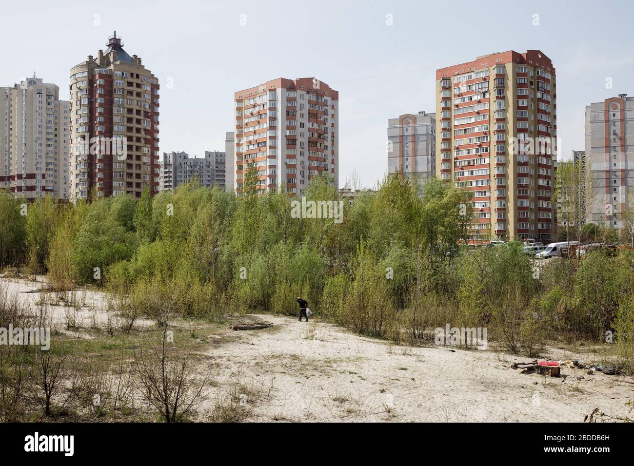25.04.2019, Kiew, , Ukraine - Fallow land and high-rise housing estate in the Darnyzja rayon in Kiev. 00P190425D641CAROEX.JPG [MODEL RELEASE: NOT APPL Stock Photo