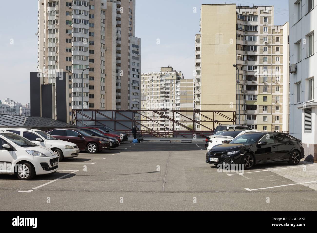 25.04.2019, Kiew, , Ukraine - Parking garage and high-rise housing estate in Darnyzja rayon in Kiev. 00P190425D628CAROEX.JPG [MODEL RELEASE: NOT APPLI Stock Photo