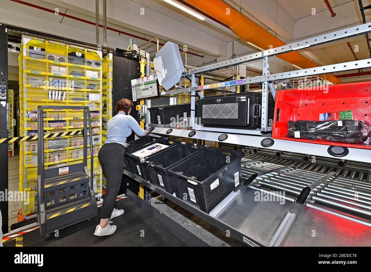 Amazon logistics center hi-res stock photography and images - Alamy