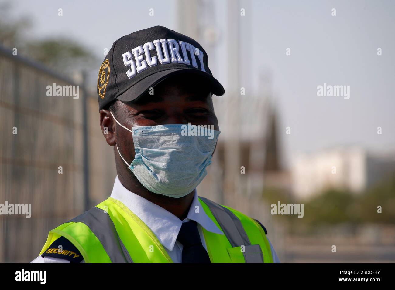 27.02.2020, Doha, , Qatar - Security guard is wearing a mouth and nose guard. 00S200227D341CAROEX.JPG [MODEL RELEASE: NO, PROPERTY RELEASE: NO (c) car Stock Photo