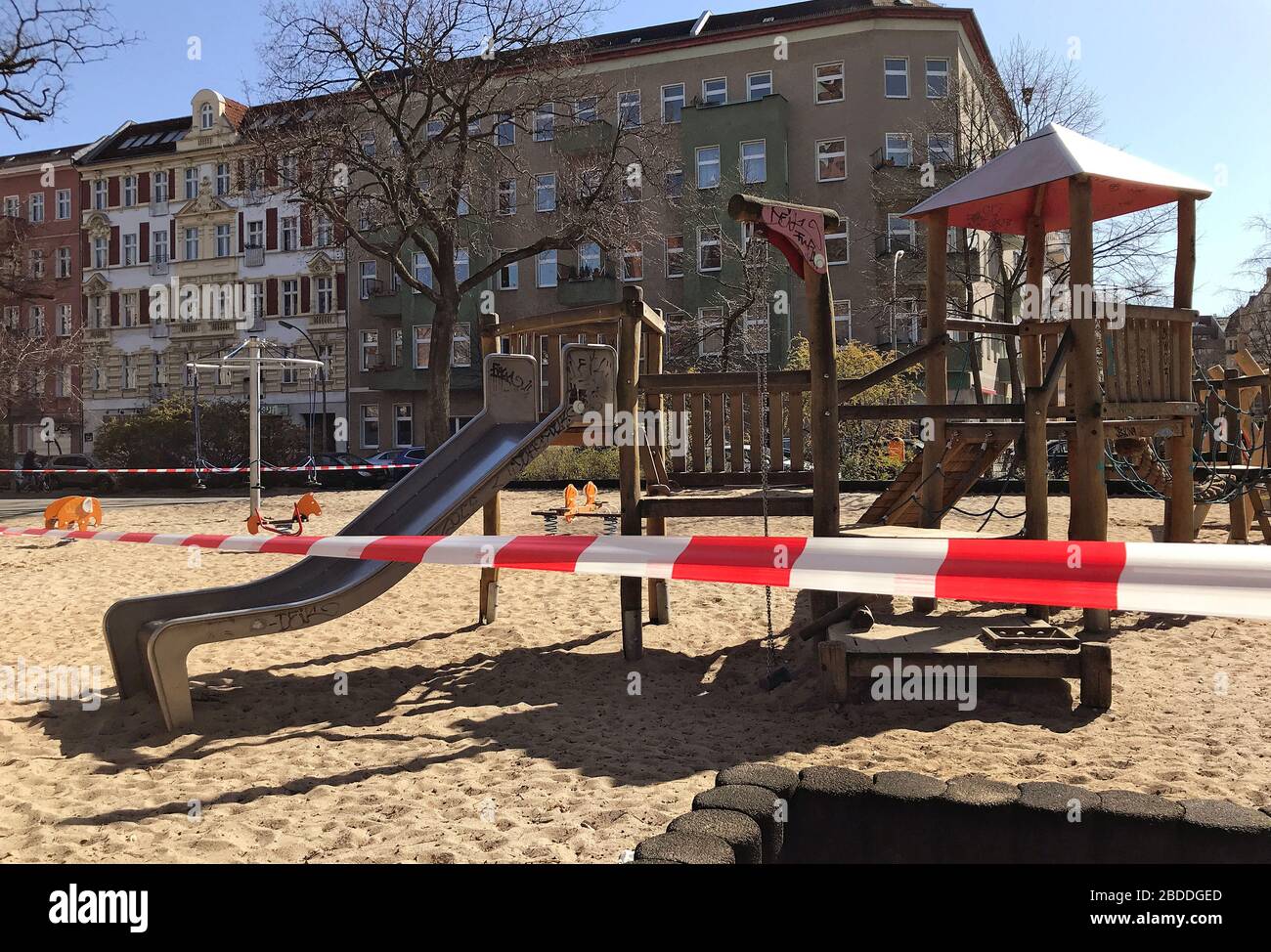 23.03.2020, Berlin, Berlin, Germany - Children's playground is closed off. 00S200323D200CAROEX.JPG [MODEL RELEASE: NO, PROPERTY RELEASE: NO (c) caro i Stock Photo