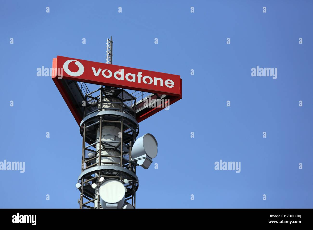 28.03.2020, Berlin, Berlin, Germany - Transmission mast of the mobile phone company vodafone. 00S200328D435CAROEX.JPG [MODEL RELEASE: NOT APPLICABLE, Stock Photo