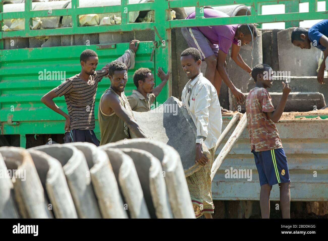 14.11.2019, Gode, Somali Region, Ethiopia - Construction workers unload concrete water pipes for the drinking water supply of the village Burferedo fr Stock Photo