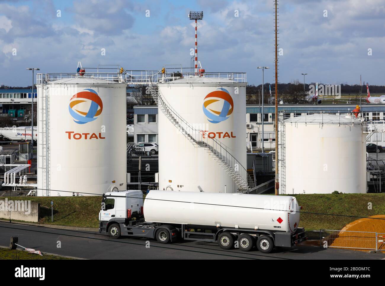 11.02.2020, Duesseldorf, North Rhine-Westphalia, Germany - Total, aviation fuel storage tanks at Duesseldorf Airport. 00X200211D139CAROEX.JPG [MODEL R Stock Photo