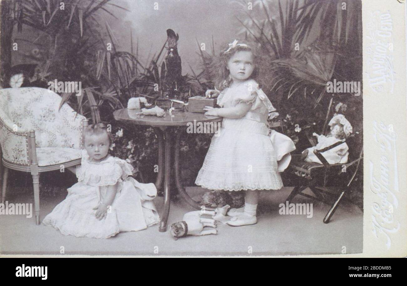 'English: Grand Duchesses Tatiana and Olga Nikolaevna of Russia as toddlers.; 1898; http://www.livadia.org/galleries/photosfromtanya/ (direct link); C.E. de Hahn & Co. Tzarskoe Selo; ' Stock Photo