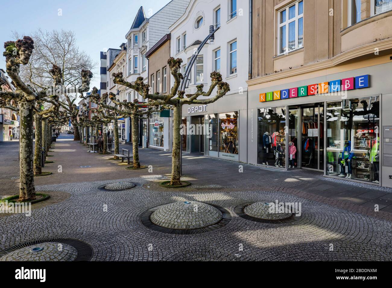 23.03.2020, Viersen, North Rhine-Westphalia, Germany - Contact ban due to corona pandemic, on Monday deserted shopping street with closed shops in the Stock Photo