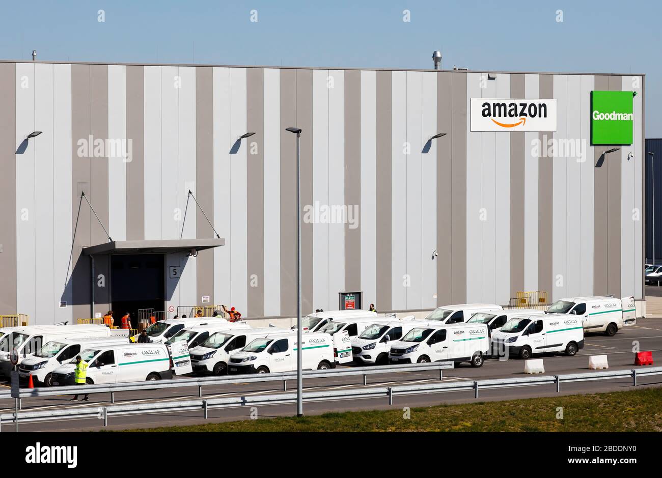 Amazon logistics center, parcel deliverers from Onway Logistics deliver  parcels on behalf of Amazon, Duisburg, Ruhr area, North Rhine-Westphalia,  Germany Stock Photo - Alamy
