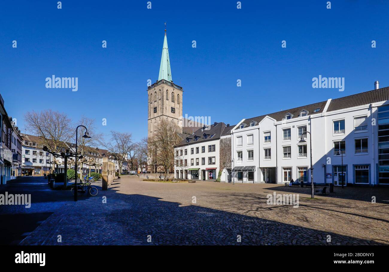 23.03.2020, Viersen, North Rhine-Westphalia, Germany - Contact ban due to corona pandemic, on Monday deserted shopping street with closed shops and re Stock Photo