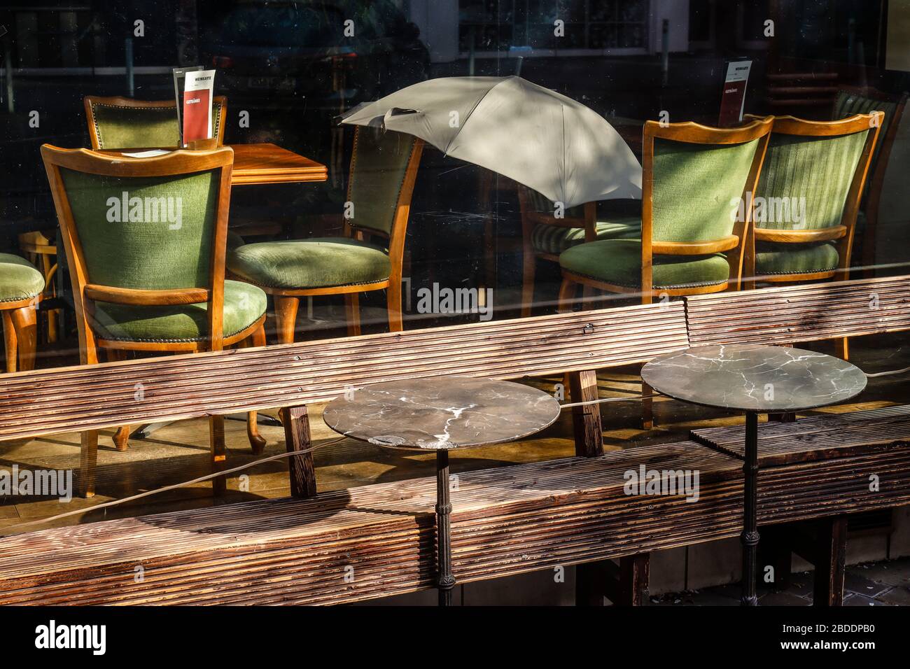 27.03.2020, Essen, North Rhine-Westphalia, Germany - Coronakrise, closed shops and restaurants on Ruettenscheider Strasse, here the Cafe Zweibar with Stock Photo