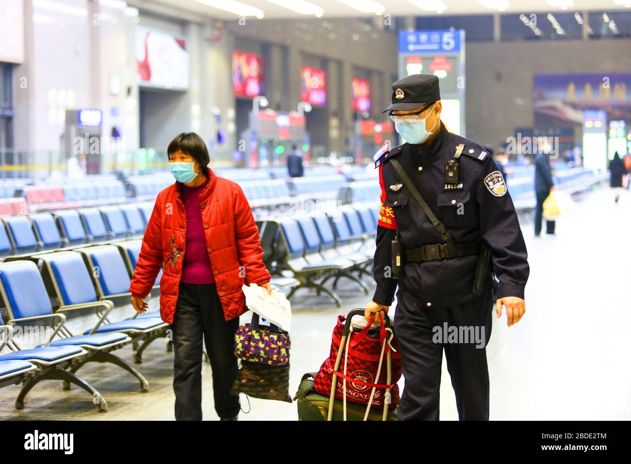 Wuhan, China. 08th Apr, 2020. After 76 days Wuhan officially un-blocks and allows people to leave or come to Wuhan as the outbreak of novel coronavirus eased in Wuhan, Hubei, China on April 8, 2020. (Photo by Top Photo/Sipa USA) Credit: Sipa USA/Alamy Live News Stock Photo