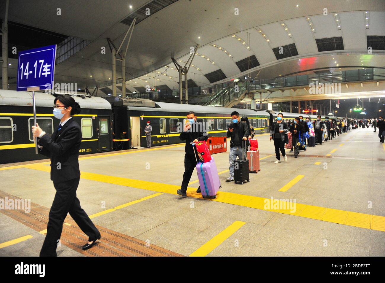 Wuhan, China. 08th Apr, 2020. After 76 days Wuhan officially un-blocks and allows people to leave or come to Wuhan as the outbreak of novel coronavirus eased in Wuhan, Hubei, China on April 8, 2020. (Photo by Top Photo/Sipa USA) Credit: Sipa USA/Alamy Live News Stock Photo