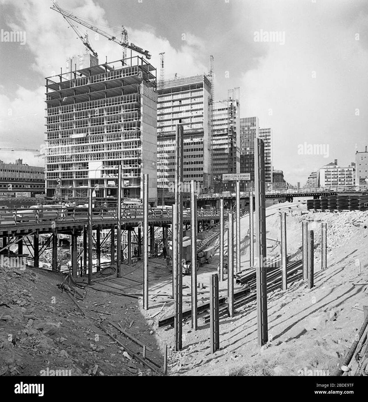 Höghusen i Stockholms City under byggnad; en försommardag 1964; Per Anders  Fogelström, Stad i bild. En Stockholmskrönika 1860-1970. Stockholm 1970,  sida 192.; Lennart av Petersens Stock Photo - Alamy