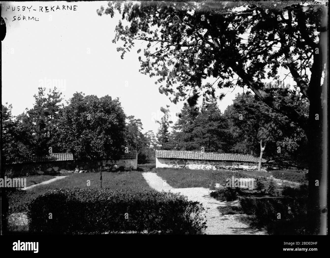 Youre viewing this item in the new Europeana website. Utgrvning av stenldersboplats RA Husby-Rekarne 21:1 av Sten Florin vid Mong Utgrvning vid Mong r 1937 - Europeana