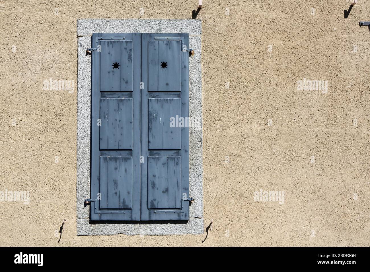 Fenêtre et volet en bois fermés. Presbytère. Saint-Gervais-les-Bains. Haute-Savoie. France. Stock Photo