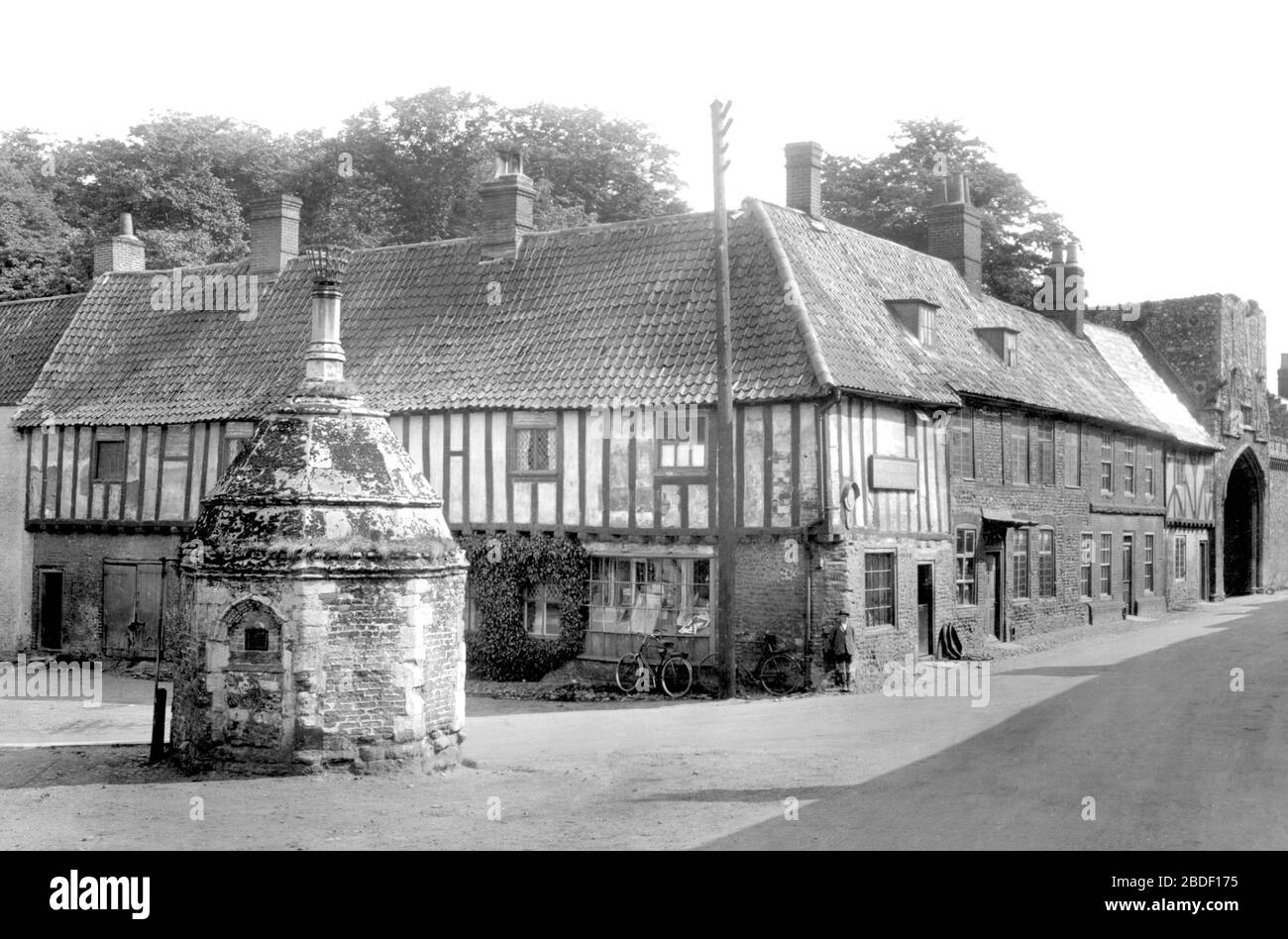 Little Walsingham, Old Houses and Pump 1929 Stock Photo Alamy