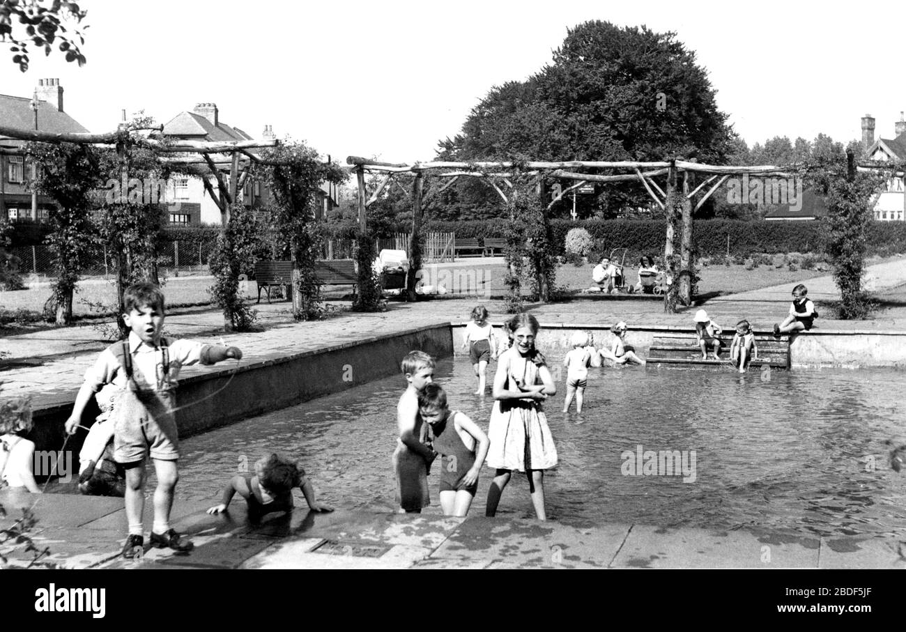Grantham, Wyndham Park Paddling Pool c1955 Stock Photo Alamy