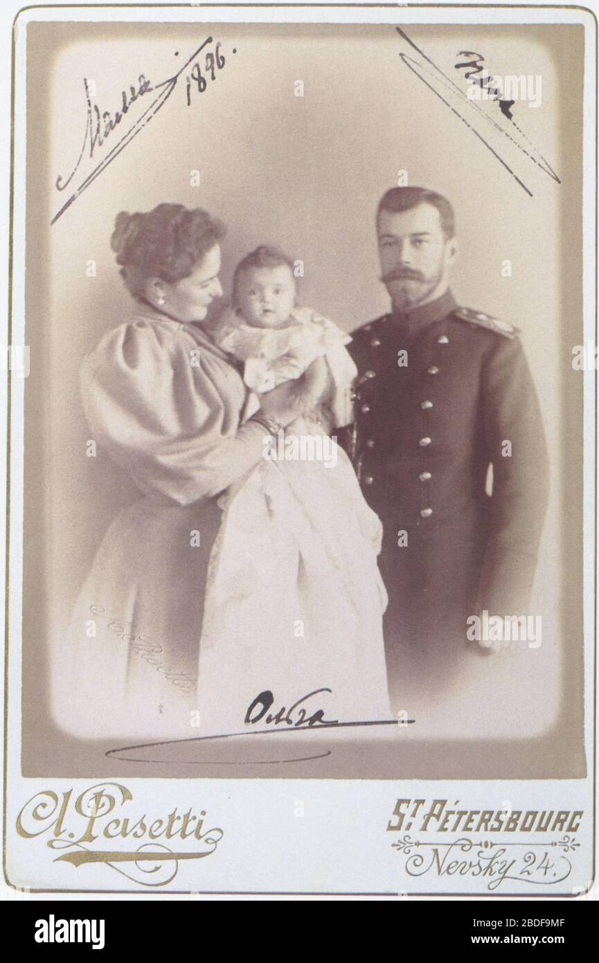 'English: Empress Alexandra Fyodorovna and Emperor Nicholas II with their baby daughter Grand Duchess Olga Nikolaevna.; 1896; http://www.livadia.org/galleries/photosfromtanya/ (direct link); A. Pasetti, St. Pétersbourg, Nevsky 24.; ' Stock Photo