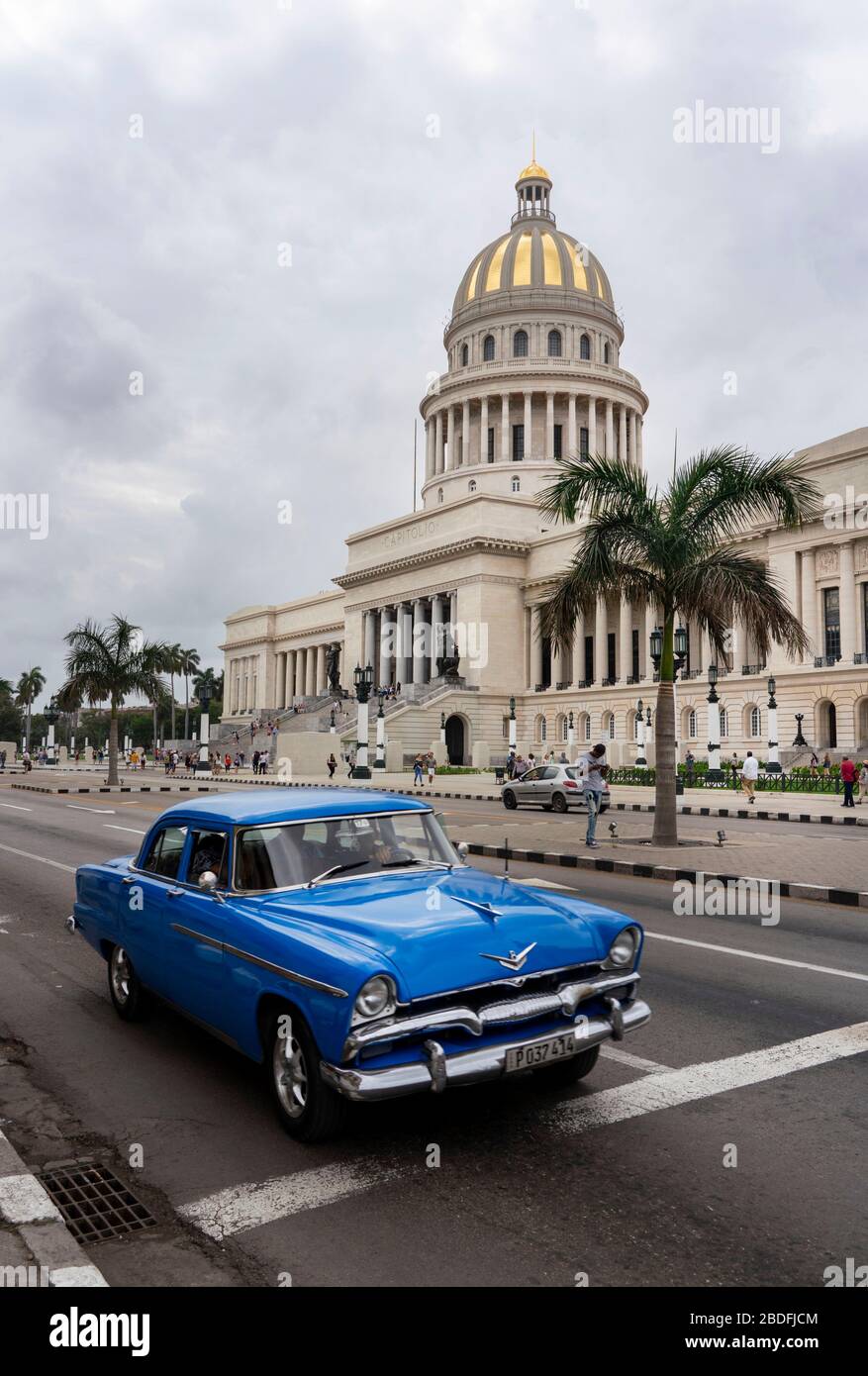 Capitolio Nacional de la Habana with American classic car Stock Photo