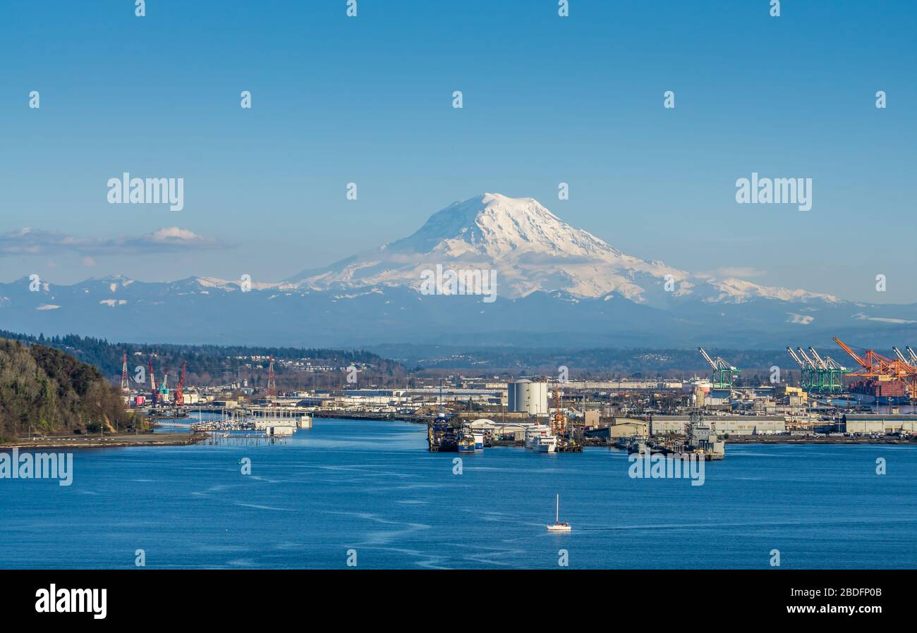 A view of the Port of Tacoma with Mount Rainier in the distance Stock ...
