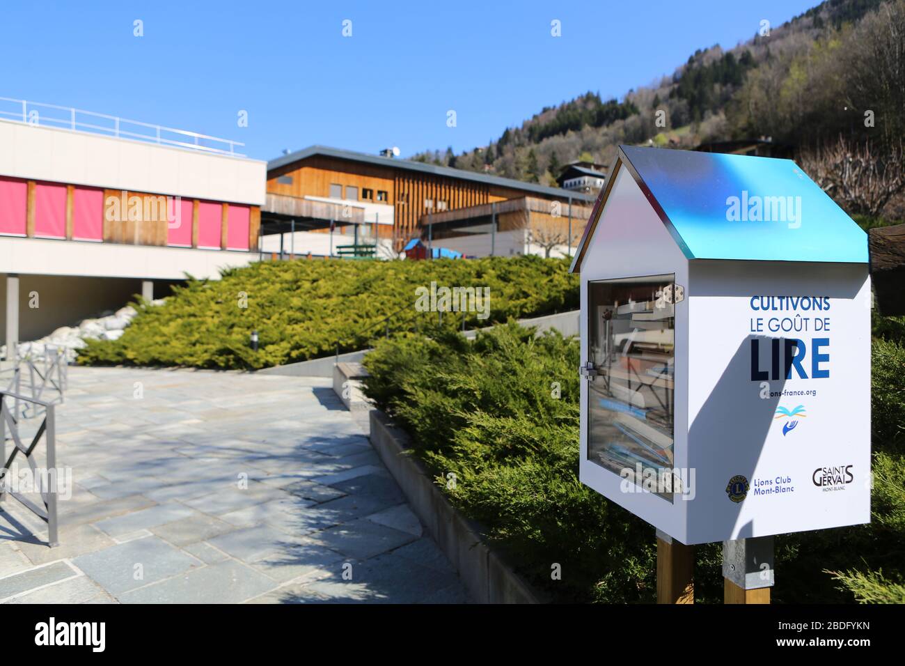 Boite à livres située devant un établissement scolaire. Saint-Gervais-les-Bains. Haute-Savoie. France. Stock Photo