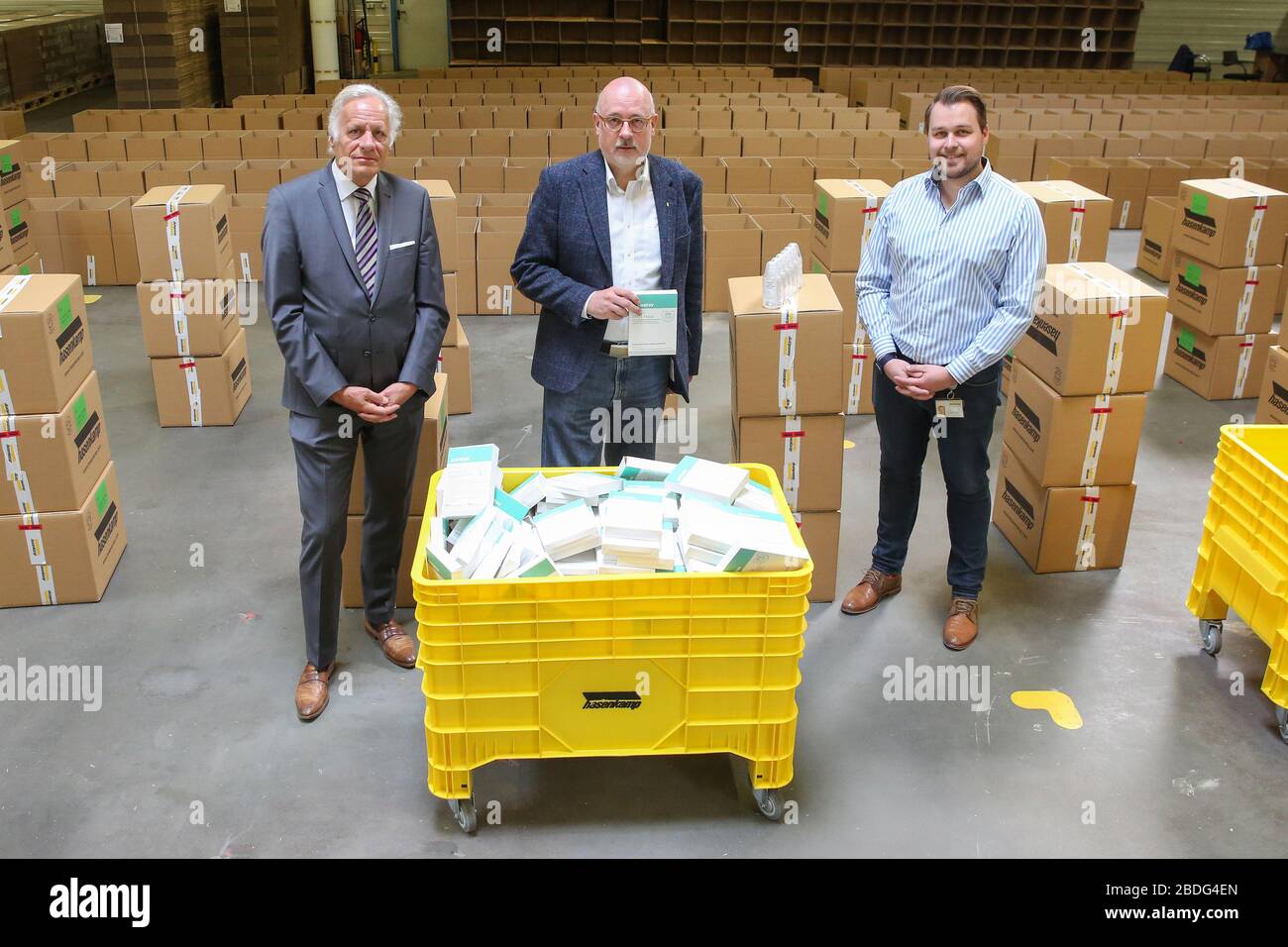 Hamburg, Germany. 08th Apr, 2020. Walter Plassmann (l-r), chairman of the board of KVH, Dirk Heinrich, chairman of the meeting of representatives of KVH and ENT physician and Dennis Rose, employee of the Hasenkamp company, stand together at the delivery of hand disinfectant and protective masks. The Kassenärztliche Vereinigung Hamburg (KVH) started on Wednesday with the delivery of hand disinfectants and protective masks to 5200 Hamburg contract physicians and contract psychotherapists. Credit: Bodo Marks/dpa/Alamy Live News Stock Photo