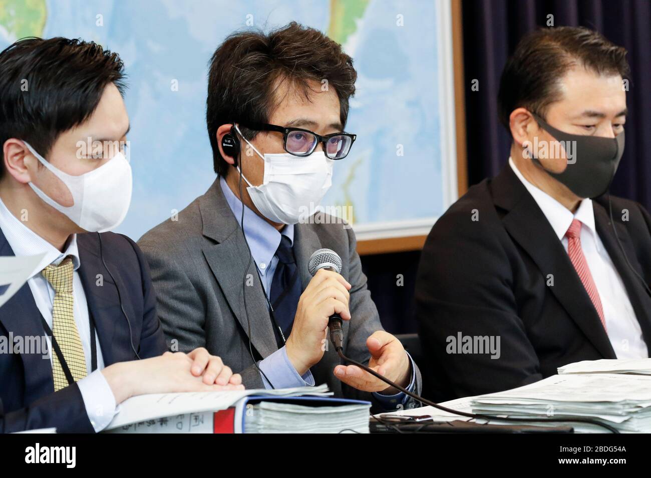 April 8 2020 Tokyo Japan Yasuyuki Sahara Senior Assistant Minister For Global Health Minister S Secretariat Ministry Of Health Labor And Welfare Wearing A Face Mask Speaks During A News Conference At The