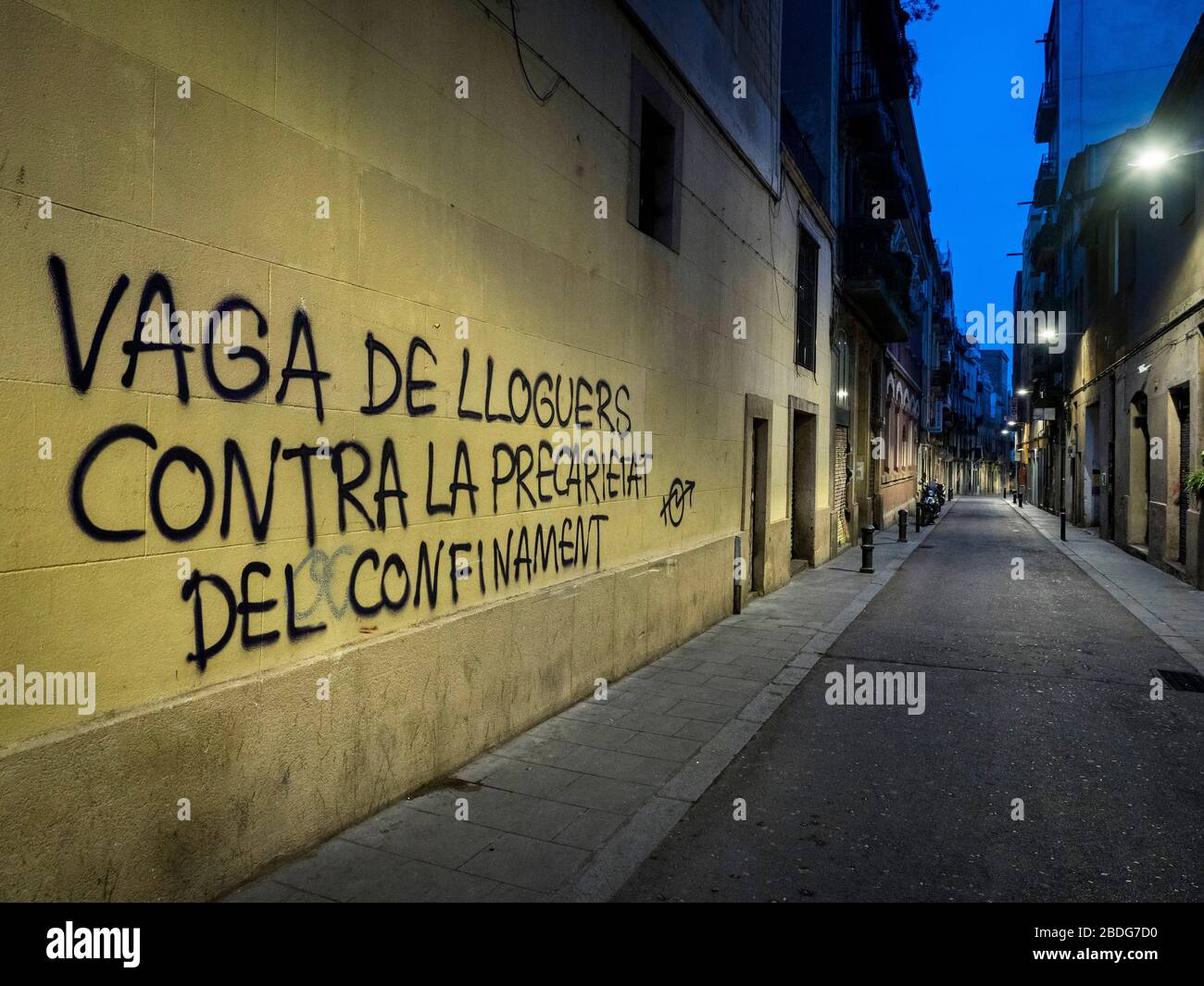 Impact and confinement by the Covid-19, Barcelona.  Painted claiming a rent strike against the precariousness of confinement. Catalonia, Europe Stock Photo