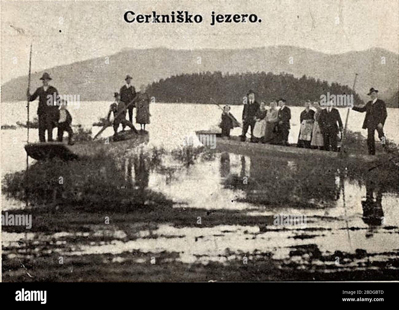 Slovenščina: Razglednica Cerkniškega jezera.; 1930;  http://stareslike.cerknica.org/2010/04/18/1930-jezero-dvojna-razglednica/;  Unknown author Stock Photo - Alamy