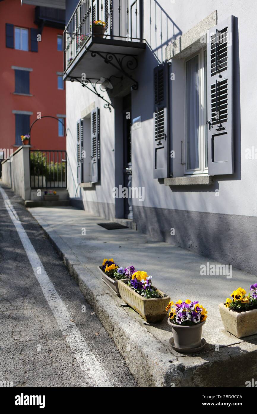 Jardinières de fleurs sur le trottoir d'une habitation. Saint-Gervais-les-Bains. Haute-Savoie. France. Stock Photo