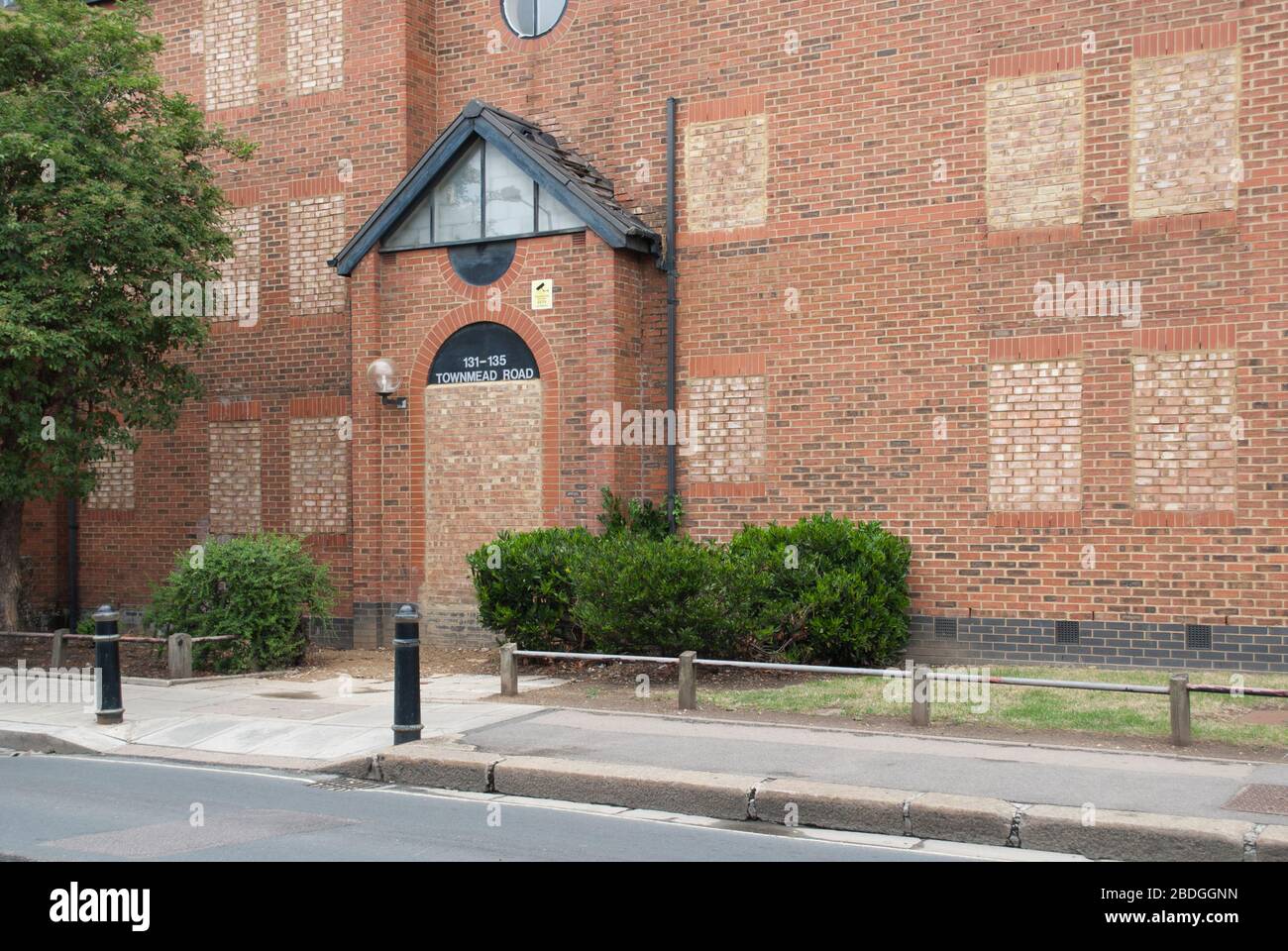 Abandoned Derelict 80s Architecture Houses Watermeadow Court Potters Road Sands End Charlow Close on Townmead Road, Fulham, London, SW6 Stock Photo