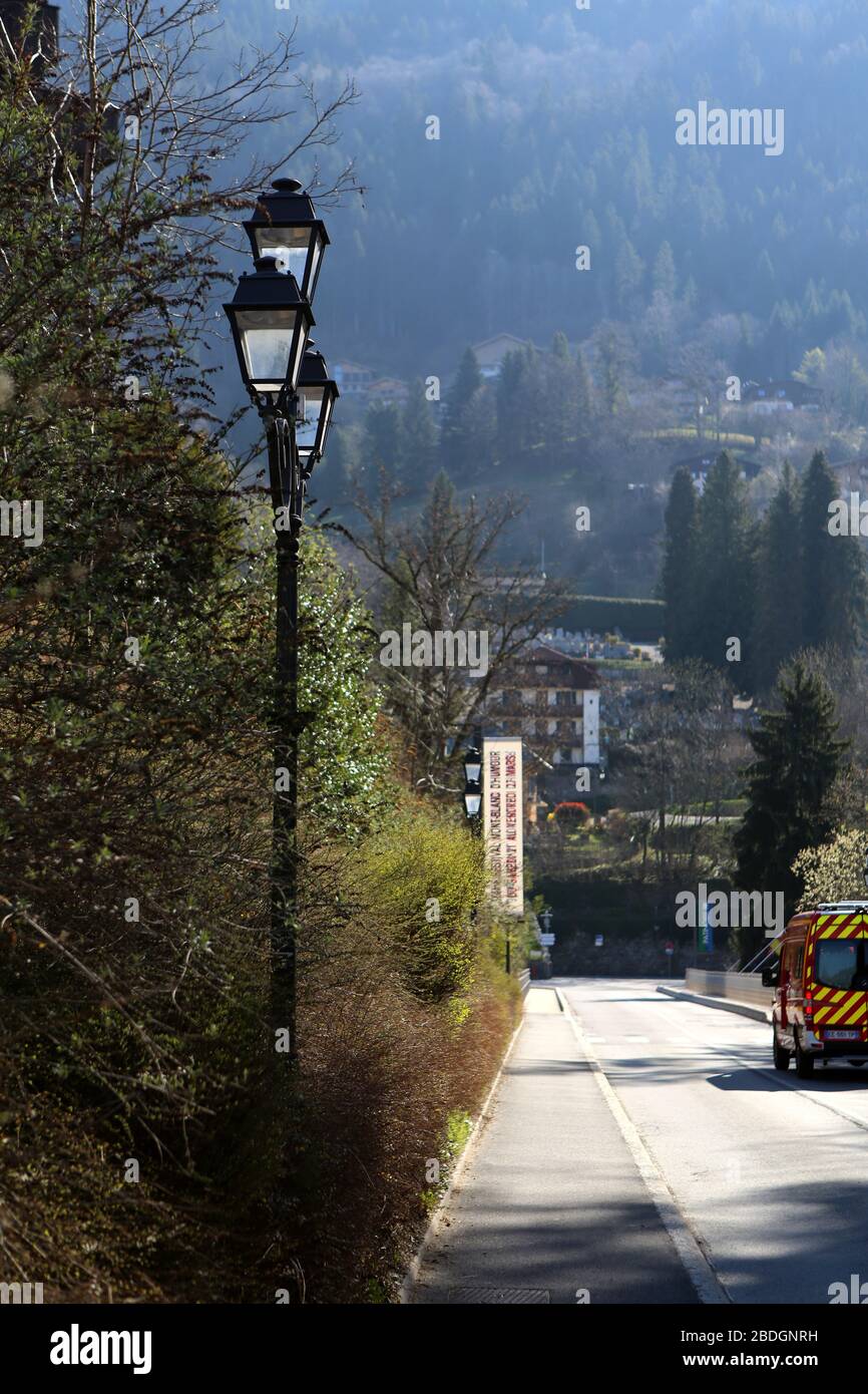 Lampadaire le long d'un trottoir. Alpes françaises. Saint-Gervais-les-Bains. Haute-Savoie. France. Stock Photo