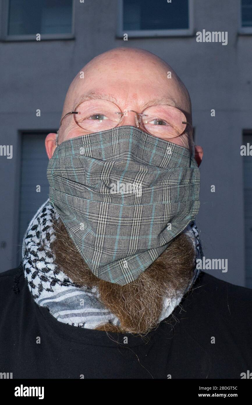Mann mit Bart trägt selbstgenähten Mundschutz, Maske, Schutz vor Corona Stock Photo