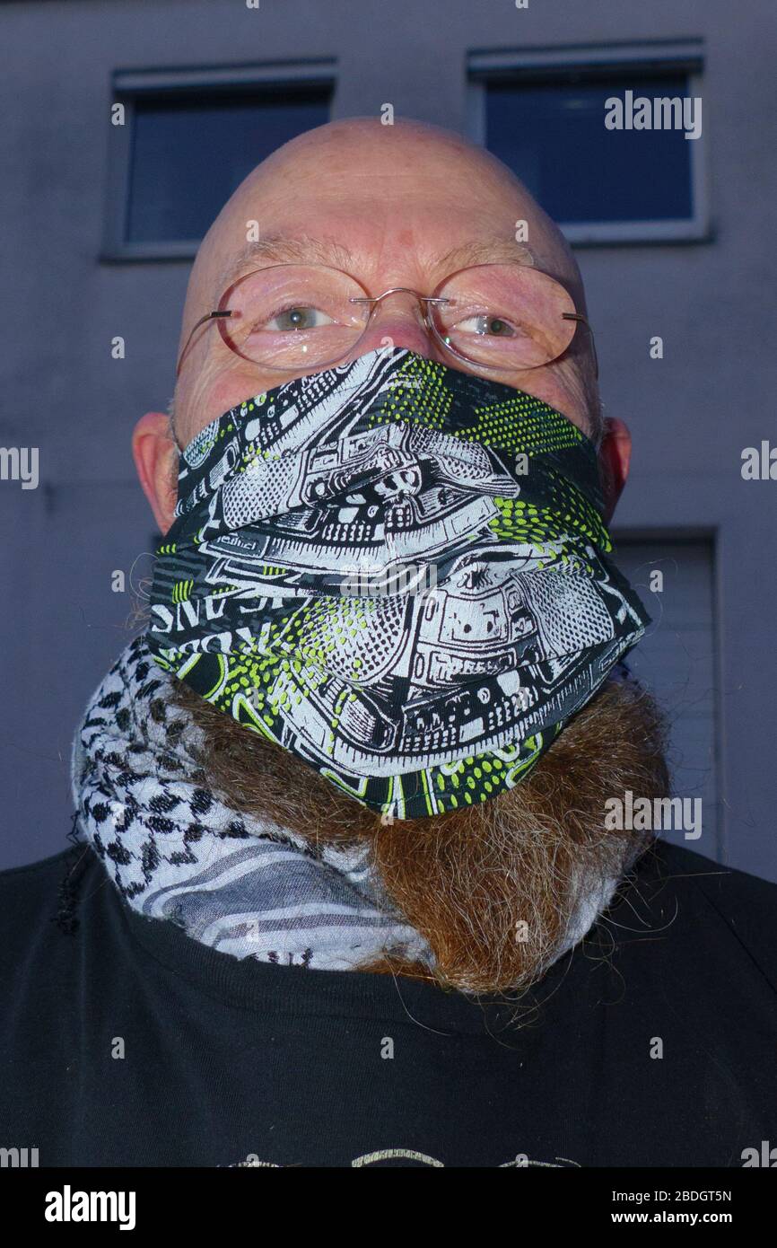 Mann mit Bart trägt selbstgenähten Mundschutz, Maske, Schutz vor Corona Stock Photo