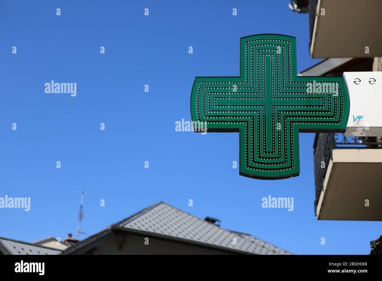 Enseigne de pharmacie. Panneau vert en forme de croix. Centre-ville. Saint-Gervais-les-Bains. Haute-Savoie. France. Stock Photo